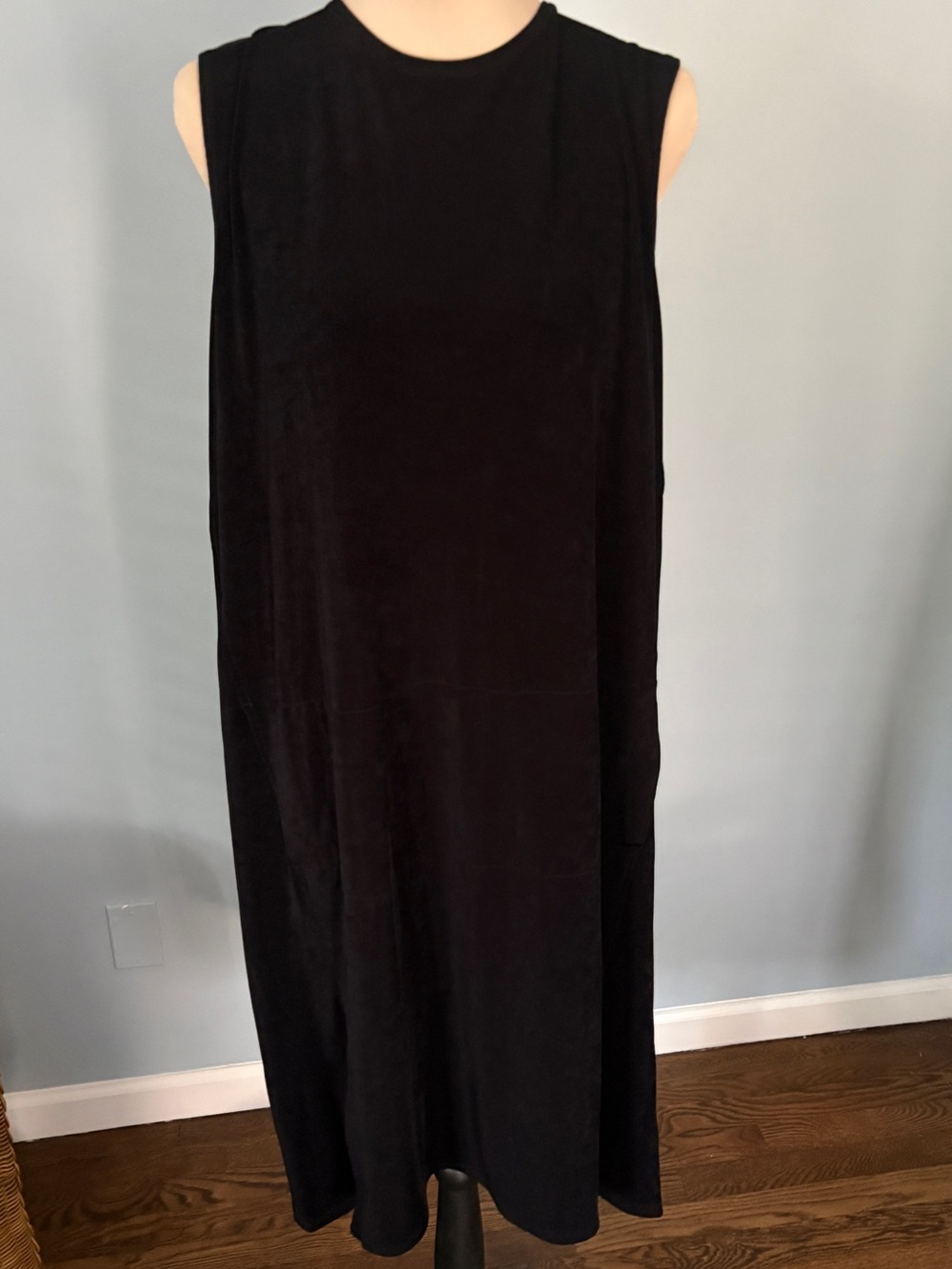 Chico's V-Back Sleeveless MIDI Dress in Black
